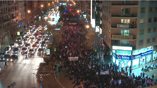 20.000+manifestants+a+Palma%2C+segons+la+Policia+Local%2C+contra+la+discriminaci%C3%B3+de+les+dones