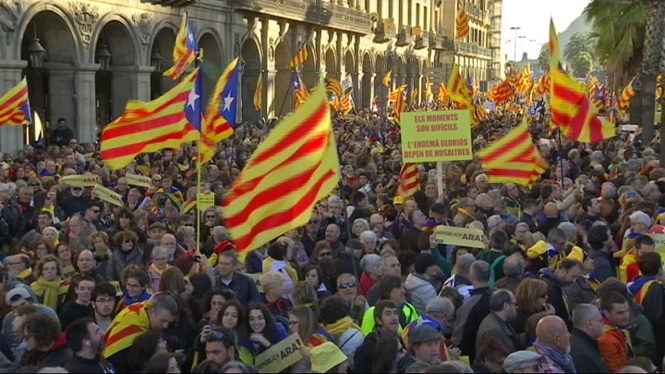 Milers+de+catalans+demanen+els+pol%C3%ADtics+que+es+posin+d%E2%80%99acord+i+impulsin+la+Rep%C3%BAblica+catalana