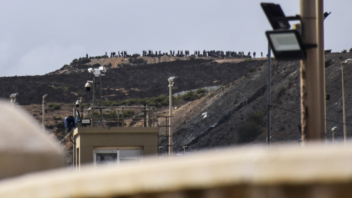 El Marroc impedeix un assalt massiu de joves migrants a la frontera de Ceuta