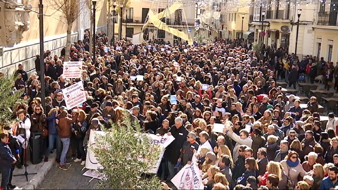 Devers+2.000+persones+es+manifesten+a+Ma%C3%B3+contra+el+decret+del+catal%C3%A0+en+la+sanitat+p%C3%BAblica