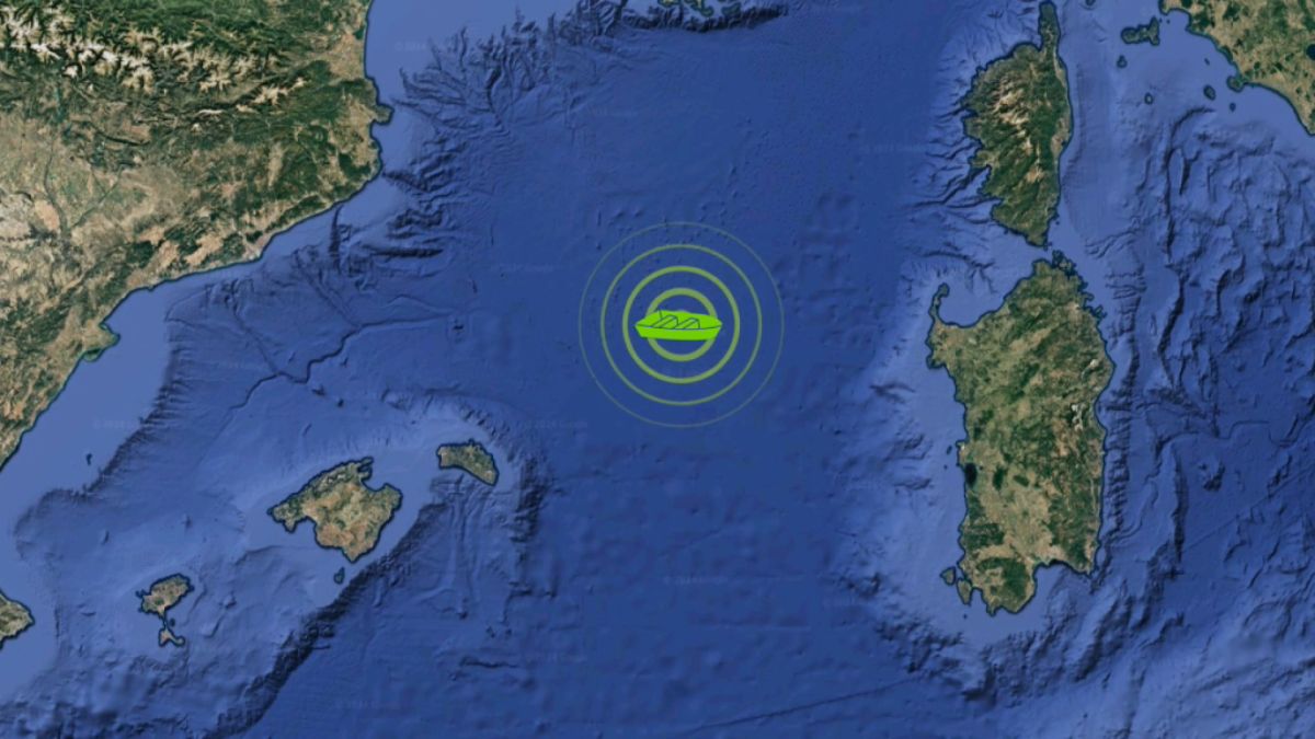 Una persona greu i dues més ferides, rescatades d’una barca entre Menorca i Sardenya