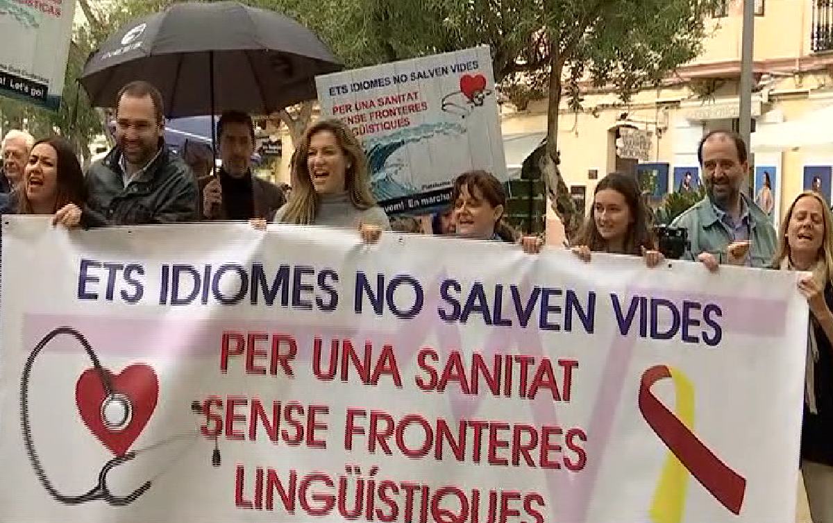 Una+setantena+de+persones+protesten+contra+el+decret+del+catal%C3%A0+a+Eivissa