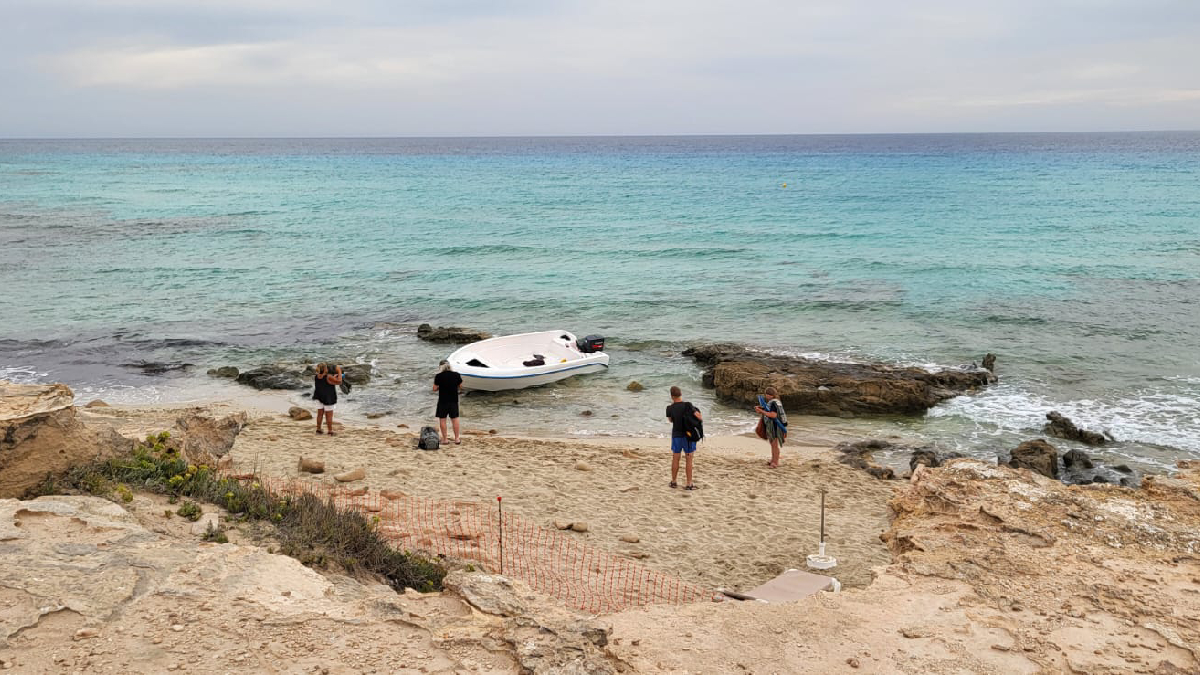 Una embarcació irregular taxi envesteix una llanxa de la Guàrdia Civil a Formentera