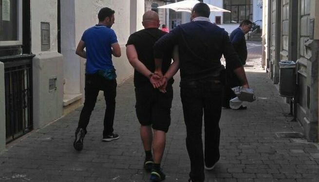 El+detingut+a+Alaior+pels+robatoris+de+cotxes+ja+ha+declarat+davant+la+Policia