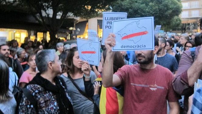 Centenars de persones es manifesten a Palma, Maó i Eivissa contra l’empresonament de Cuixart i Sánchez