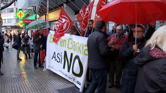 Empleats de Bankia protesten a les portes d’una oficina a Palma contra l’ERO