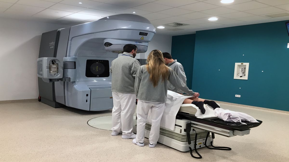 El servei de radioteràpia de l’hospital Mateu Orfila atén els dos primers pacients