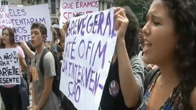 Protestes+multitudin%C3%A0ries+per+la+mort+d%E2%80%99una+regidora+de+Rio+de+Janeiro