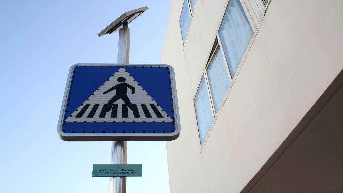 Sant Lluís instal·la senyals de trànsit solars a l’avinguda de la Pau