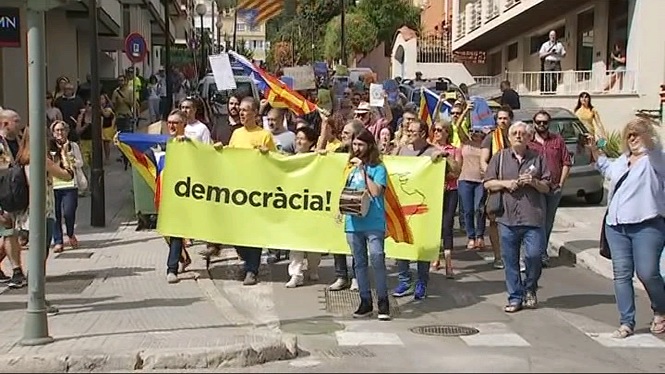 Partidaris del referèndum es manifesten davant l’hotel on es celebra la reunió del PP