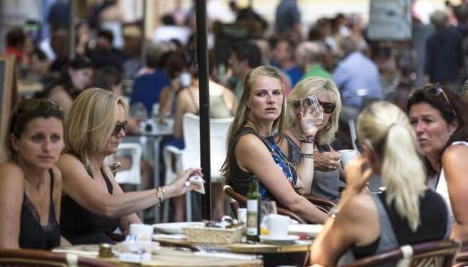 Cobrar per les estovalles, per destapar una botella o per un glaçó de gel: els abusos dels restaurants