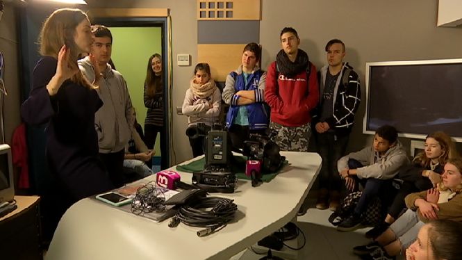 Els alumnes de l’Institut Xarc visiten les instal·lacions d’IB3 Eivissa