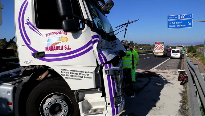 Un+accident+entre+dos+camions+provoca+retencions+de+tr%C3%A0nsit+importants+a+l%E2%80%99autopista+de+Llucmajor