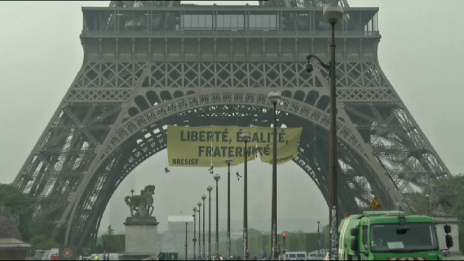 Greenpeace+demana+amb+una+pancarta+a+la+Torre+Eiffel+no+votar+a+Le+Pen