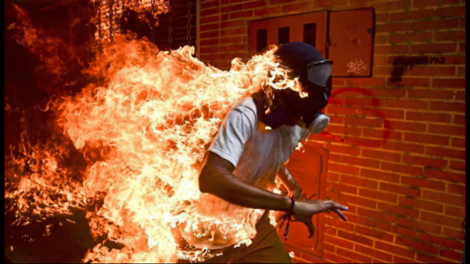 La+fotografia+d%E2%80%99un+manifestant+en+flames+a+Caracas%2C+premi+World+Press+Photo+d%E2%80%99enguany