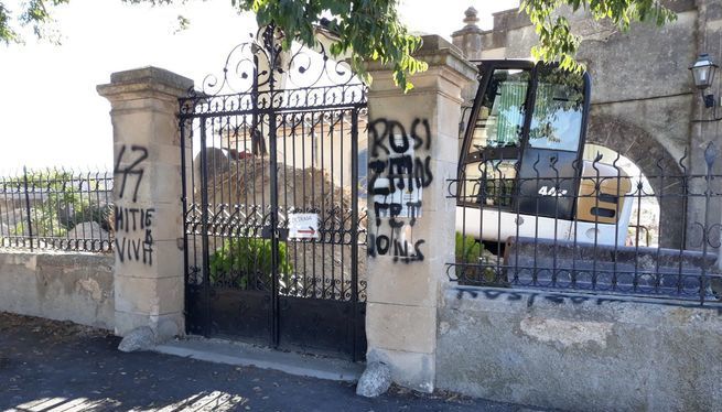 Pintades feixistes a l’excavació de la fosa de Montuïri: “Visca Hitler”