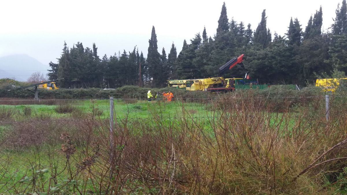 Una grua al rescat d’una altra grua i d’un camió de gasoil enfangats a Campanet