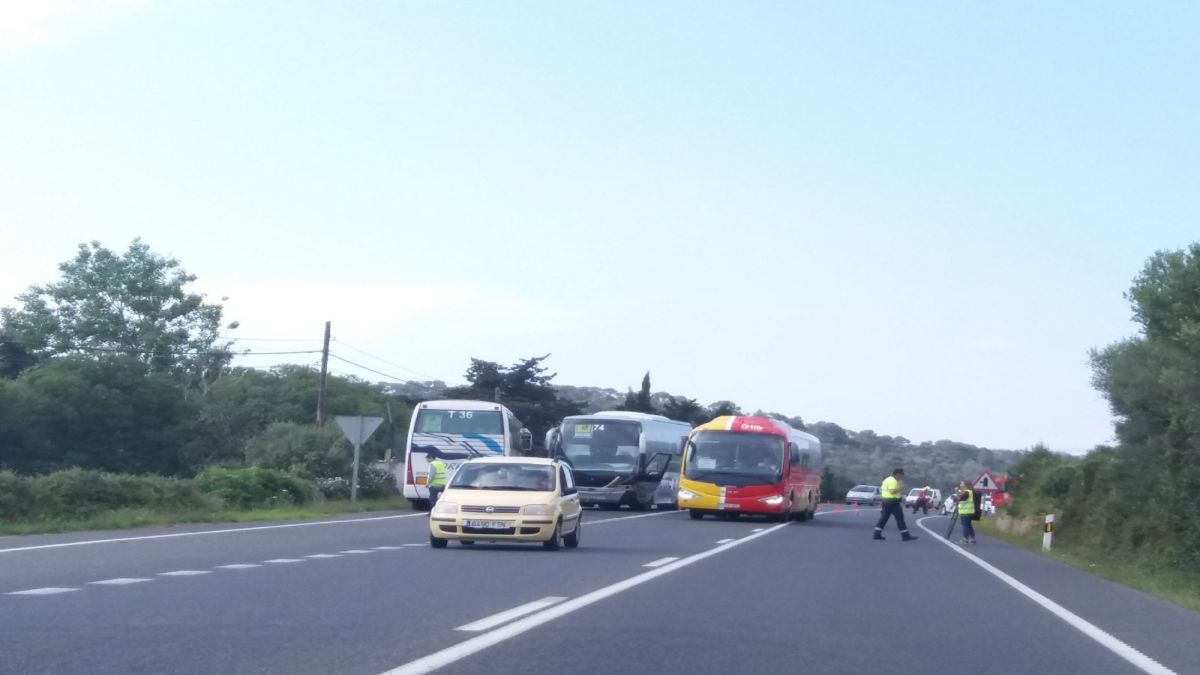 Tres ferits en topar un turisme amb un autobús escolar a Menorca