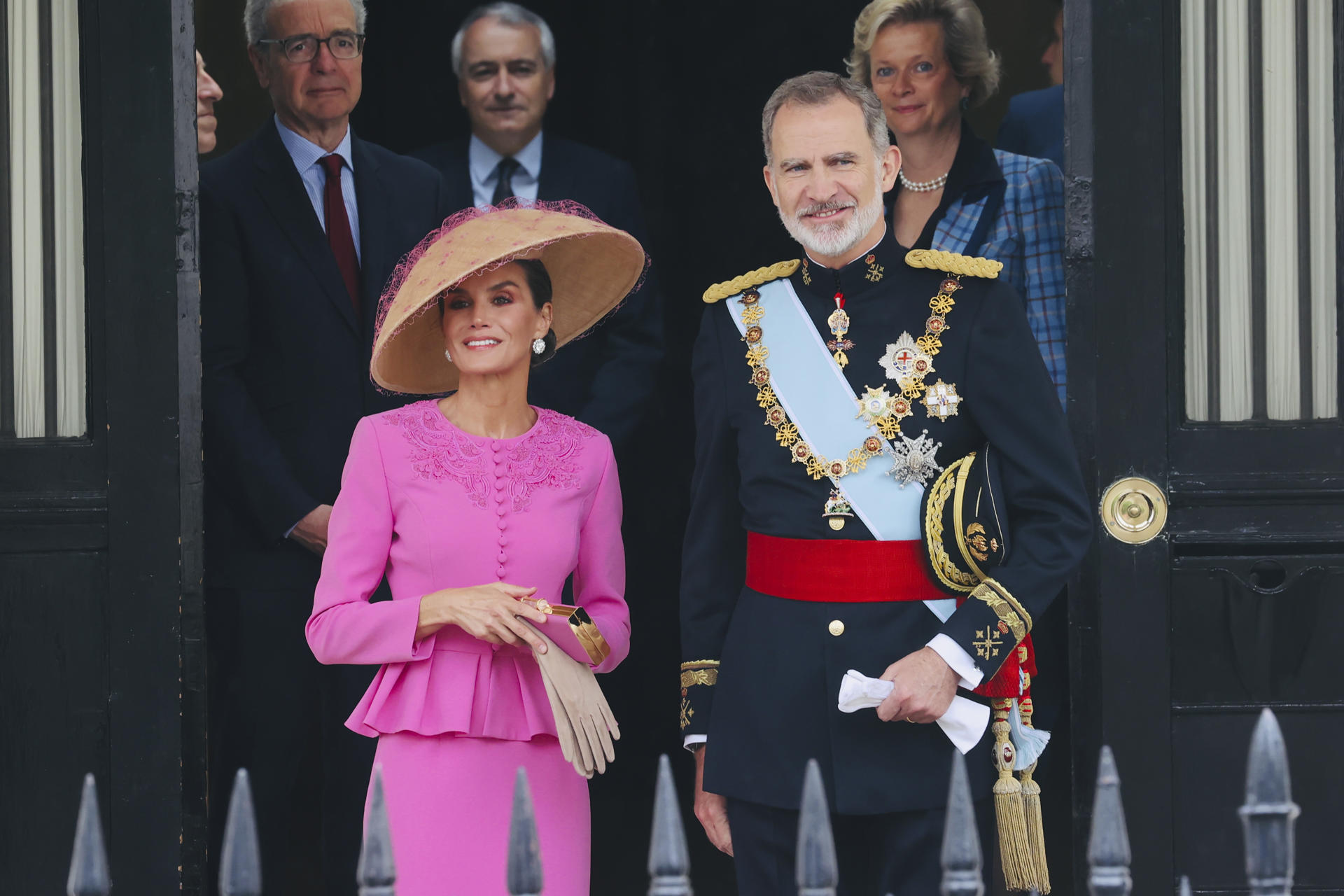 Els reis d'Espanya, Felip VI i Letícia, abandonen la residència de l'ambaixador espanyol al Regne Unit de camí a l'Abadia de Westminster per a assistir a la coronació de Carles III i Camila, dissabte passat, a Londres (el Regne Unit). EFE/ Casa de S.M.