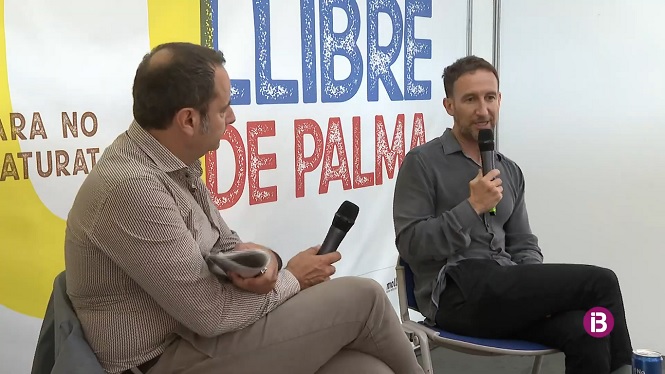 Manel Alías, durant la presentació del seu llibre a la Fira del Llibre de Palma.