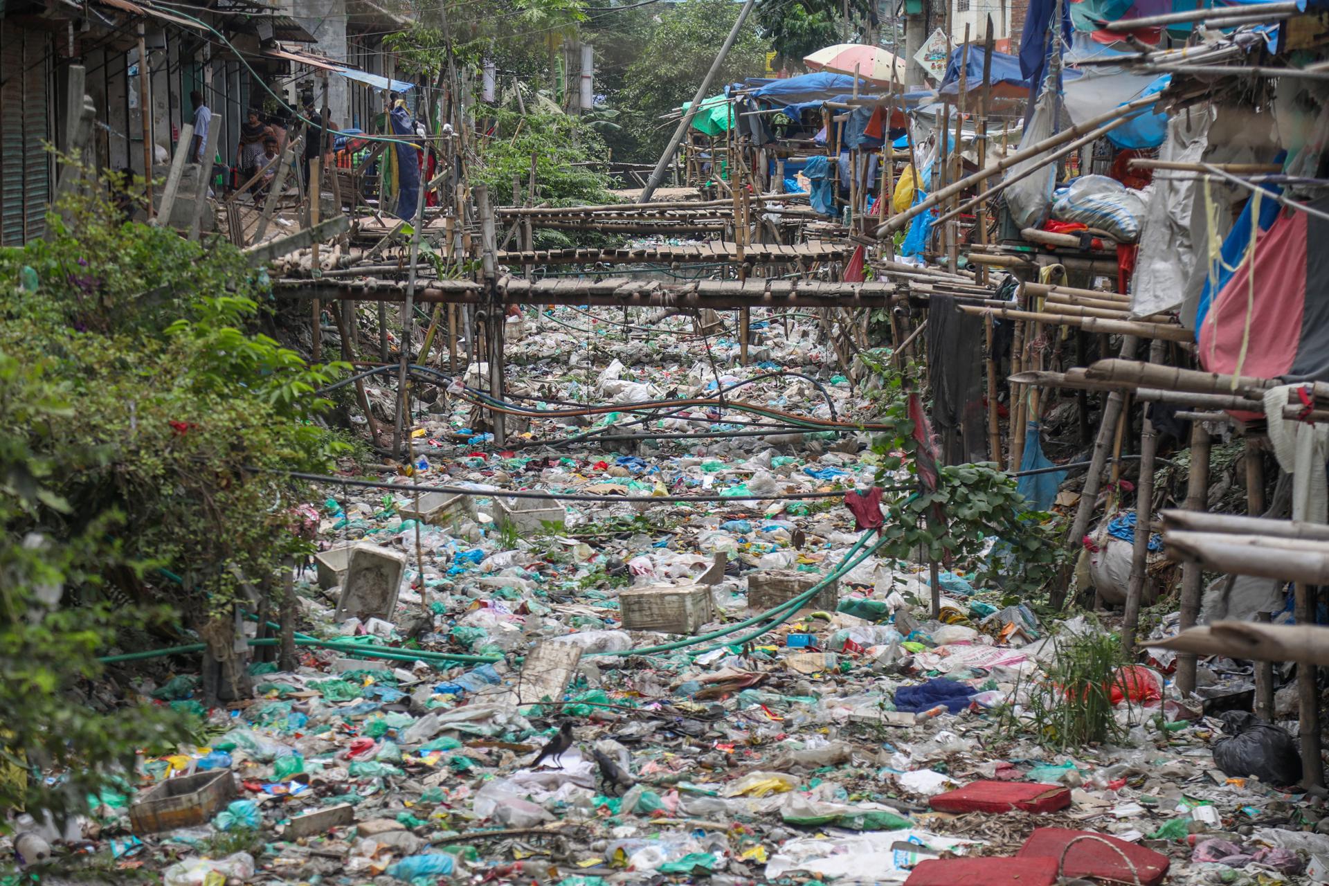 Canal a Dacca, Bangladesh, ple de plàstic. EFE/ Monirul Alam