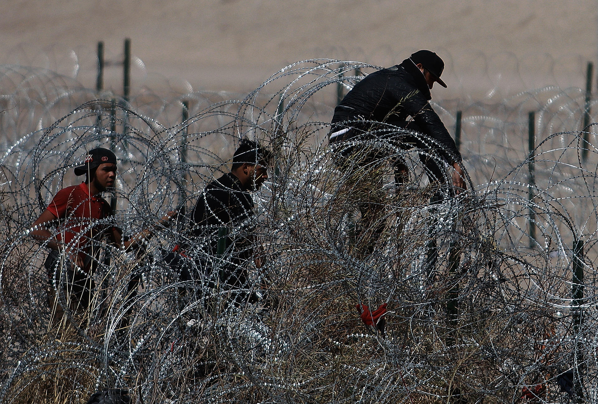 Migrants intentant travessar la frontera entre Mèxic i els Estats Units a Ciudad Juárez. EFE / Luis Torres