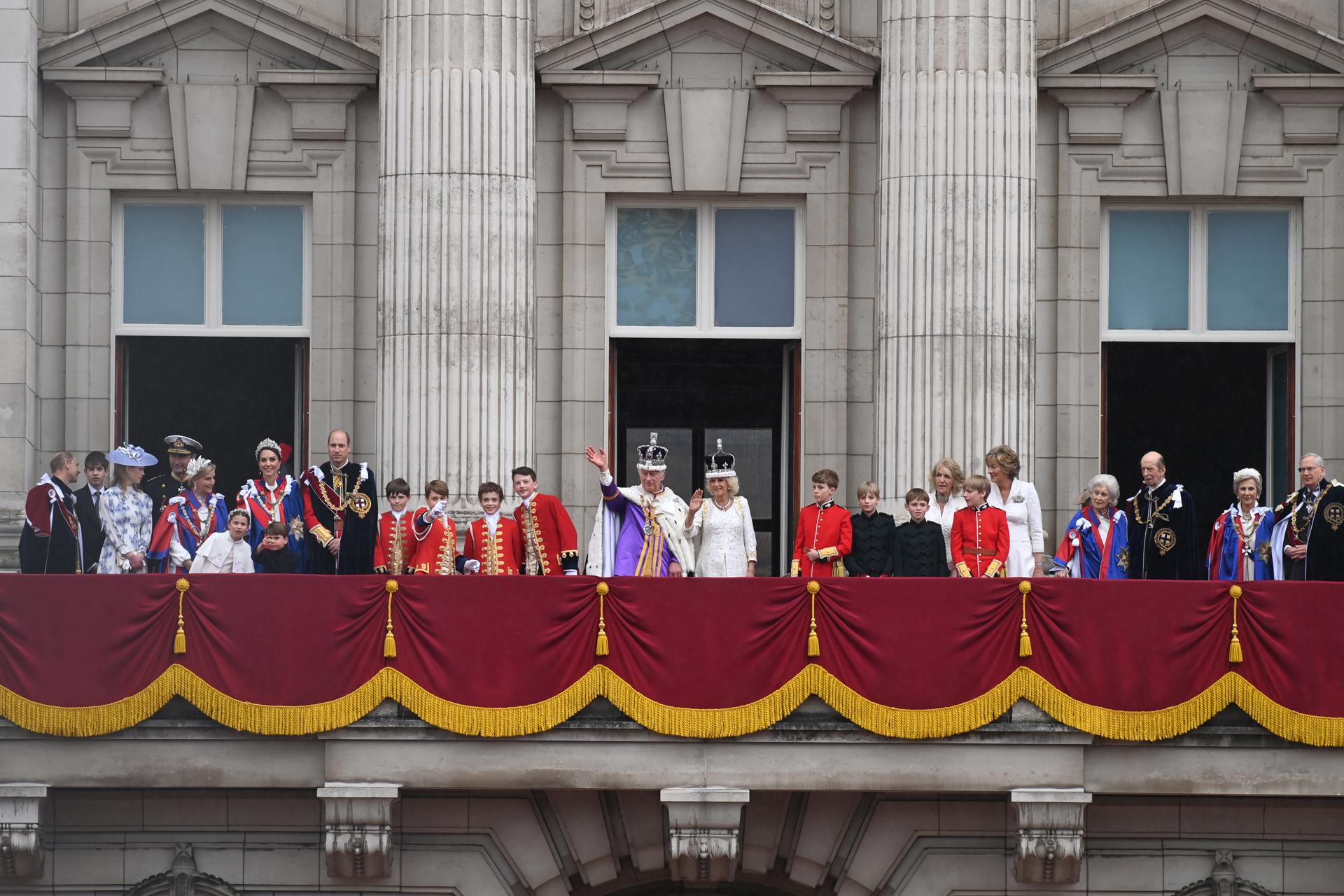 Els coronats reis Carles III i Camila, així com altres membres de la família reial, al balcó del palau de Buckingham, saluden les multituds que es van acostar dissabte passat a The Mall després de la cerimònia de coronació. EFE/ Neil Hall