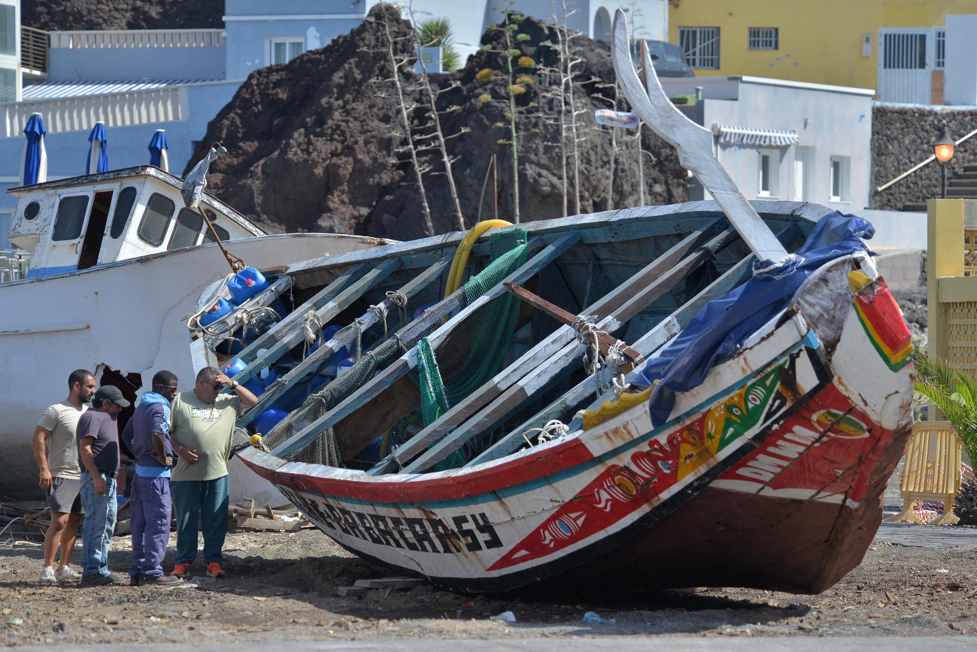 Troben un cadàver dins una de les embarcacions arribades de manera irregular a les costes de l'illa d'El Hierro, a Canàries. EFE/Gelmert Finol
