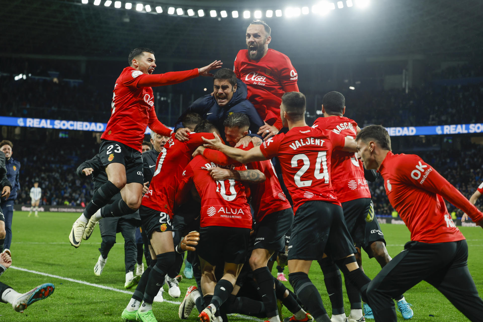 Jugadors del Mallorca celebrant el passi a la final de la Copa del Rei. EFE/Javier Etxezarreta
